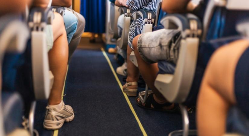 A stewardess egy TikTok-videóban árulta el, miért nem szabad rövidnadrágban és szandálban repülőre ülni: sokkot kaptak a nézők