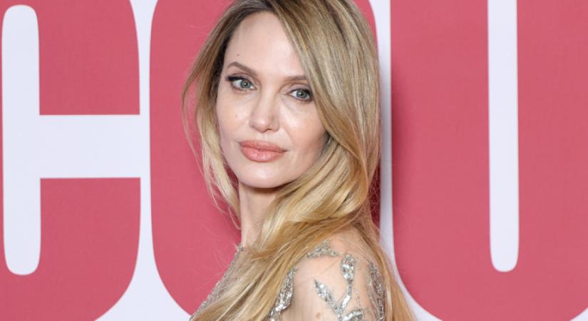 Angelina Jolie ebben az egyszerű ruhában is mindenkit leköröz: istennőként nézett ki