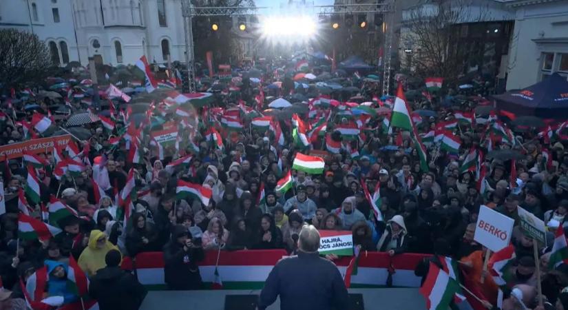 A szakadó eső ellenére is rengetegen vannak: hatalmas tömeg hallgatja Orbán Viktort