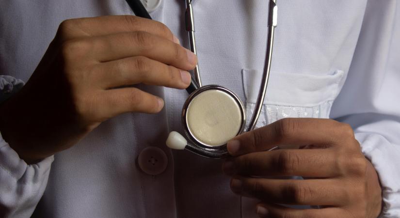 Sztetoszkóp és emberfeletti küzdelem: ma van az orvosok világnapja!