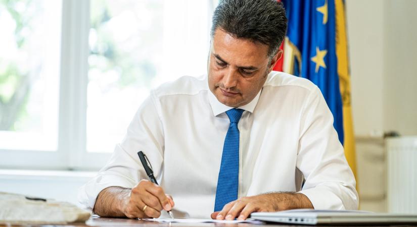 Márki-Zay levelet írt Navracsicsnak, miután vásárhelyi kormánytisztviselő is verőlegényként tűnt fel