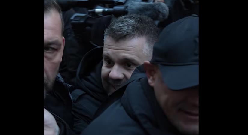 Csorna fideszes alpolgármestere ott volt az Orbán-beszéd alatti győri lökdösődés közepén, de állítása szerint őt sem engedték át