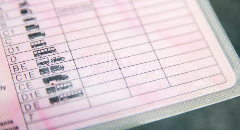 9 év keserves próbálkozás után tette le a KRESZ-vizsgát, ennyi pénzt emésztett fel