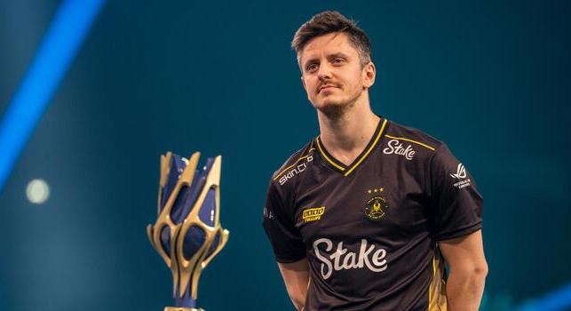 C4-es bombát kapott ajándékba a Vitality irányítója, apEX