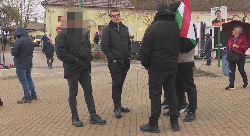 Volt, akit leköptek, mást a nyakánál fogva rángattak földre a péceli Orbán-fórumon