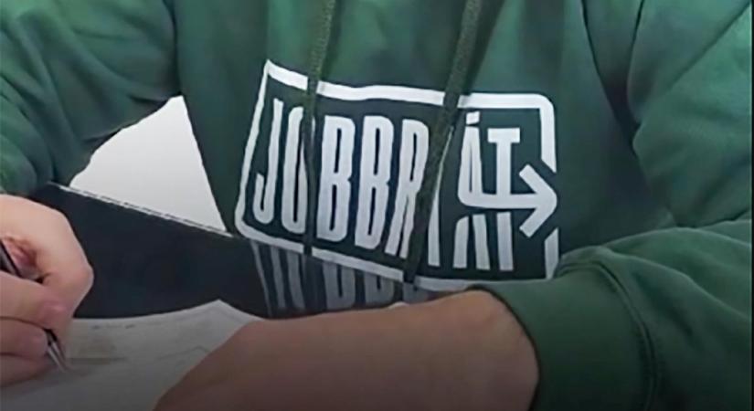 Szájbarágós videón mutatja be a vajdasági Magyar Nemzeti Tanács elnöke, hogyan kell behúzni az X-et a Fideszre