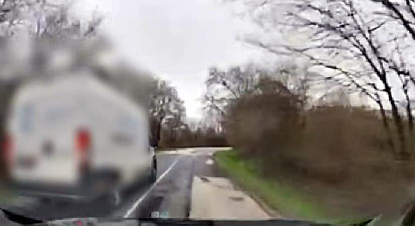 Záróvonalnál előzött meg egy rendőrautót egy furgon a 82-es főúton - videó