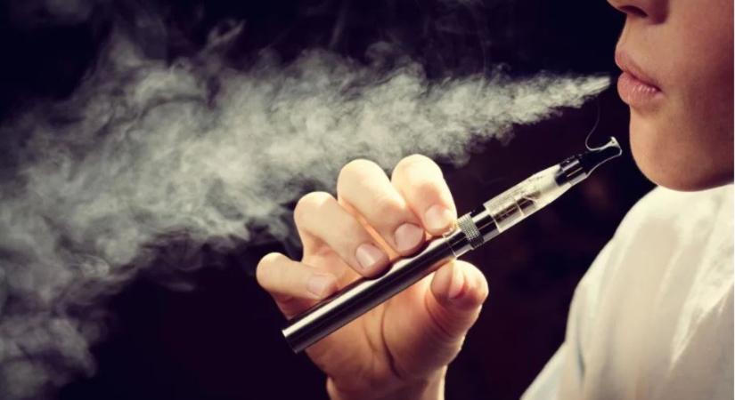 Tervezet: megtiltanák bármilyen nikotintartalmú termék használatát a 18 éven aluliaknak