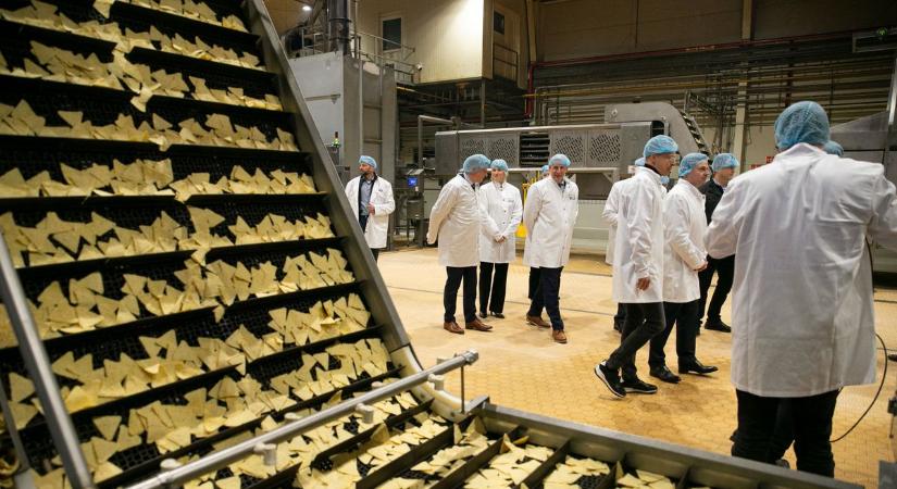 Jelentős beruházás jóvoltából újabb munkalehetőségeket teremt a bajai üzem – fotók