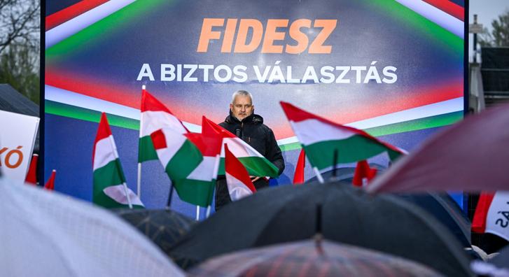 Orbán Viktor megmutatta, hol van a Tisza Párt szolnoki jelöltjének a helye