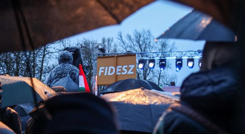 A szakadó eső ellenére is rengetegen voltak Orbán Viktor szolnoki országjárásán