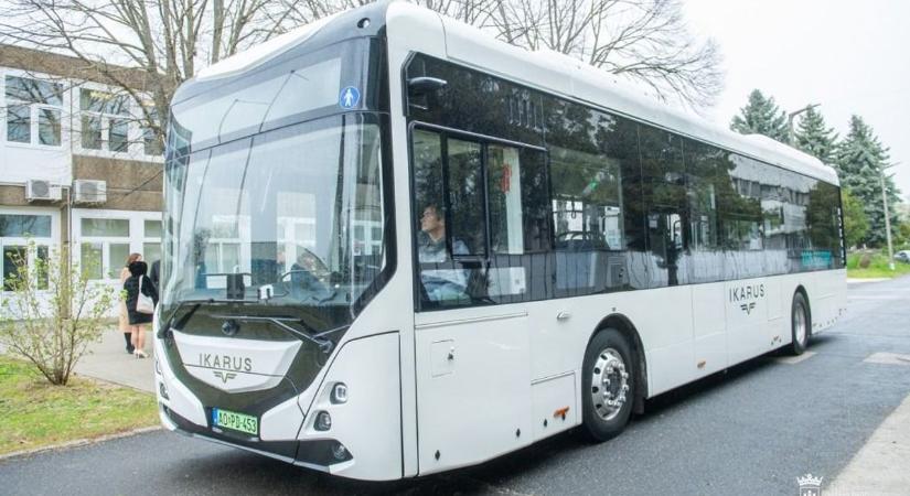 Új korszak indul Székesfehérváron: elektromos iskolabuszokkal szállítják majd a diákokat