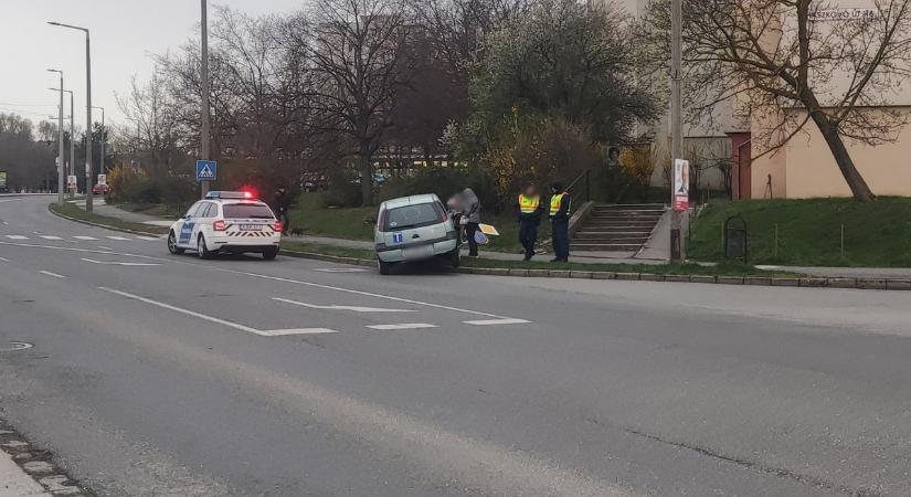 A járdán kötött ki egy tanulóvezető Veszprémben