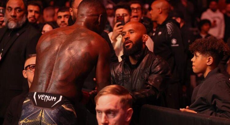 Demetrious Johnson felfedte, hogy egy sérülés vezetett ahhoz, hogy Adesanya kikapott Pyfertől