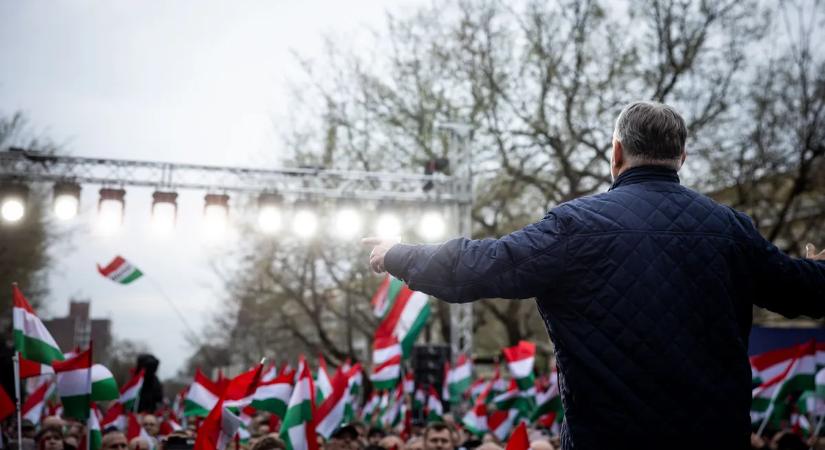 "Mondjad nyugodtan!" Így biztatta a hatalmas tömeg a szakadó esőben Orbán Viktort Békéscsabán