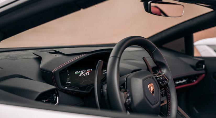 Lenyűgöző luxuskocsijaival is örömet akar szerezni Jákob Zoltán, nemrég egy győri családot is támogatott