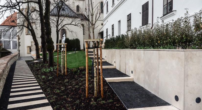 Húsvétkor megnyílnak a veszprémi várnegyed rejtett kertjei