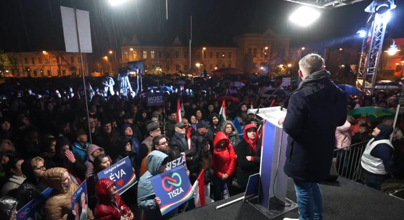 Zuhogó esőben tartott nagygyűlést Magyar Péter Hajdúböszörményben