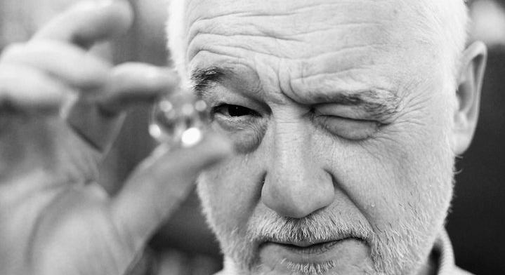 „Hiányozni fog eleganciája, jó kedélye, örök kíváncsisága” – Virrasztást tartanak Nádasdy Ádám tiszteletére