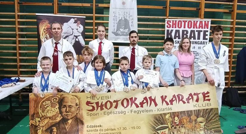 Barátság Kupán léptek tatamira a hevesi karatékák