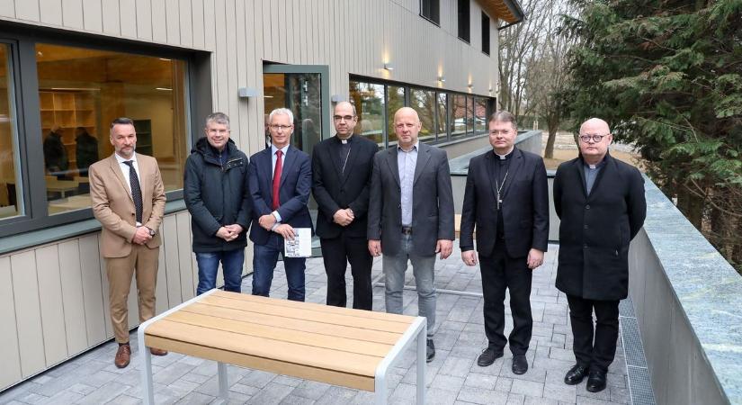 Diákszállóvá alakult az egykori vasi szállodaépület - fotók