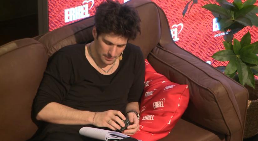 27 órán át olvasott – Ember Márk rekordot döntött az Erkel Színházban