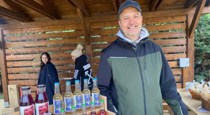 A tardi egyházi iskolások termékeit is kínálják a maklári termelői piacon