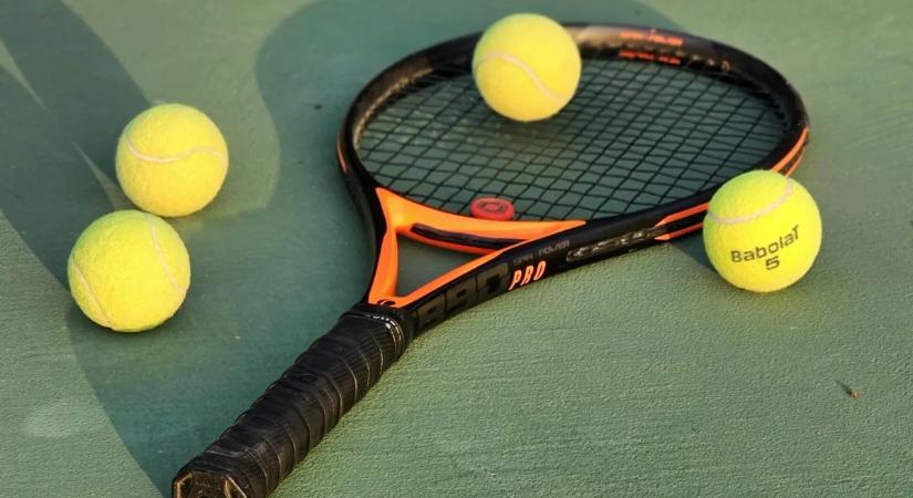 „Szeretlek” – Kipakolta hatalmas dekoltázsát a szexi teniszezőlány