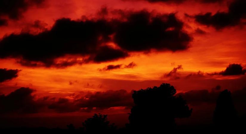 Hátborzongató jelenség: vérvörösre változott az ég - Fotó