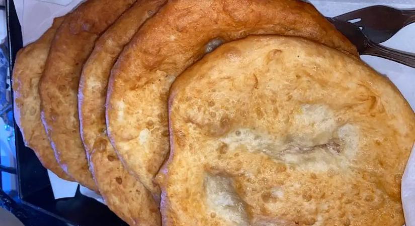 Így készül a legfinomabb burgonyás lángos, amit valaha ettél