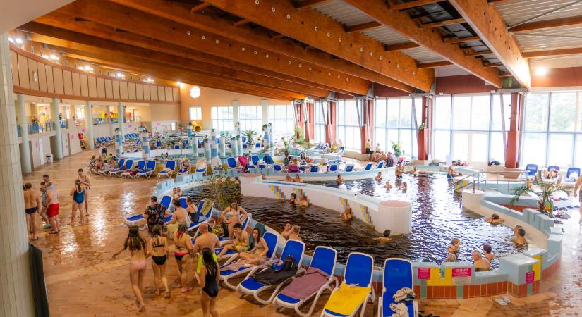 Hat év után újranyitott az élményfürdő Gyopárosfürdőn