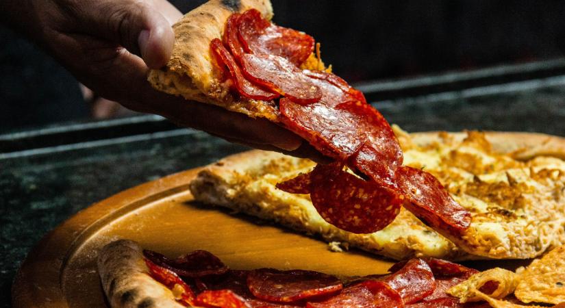 Durva rendellenességek egy pizzériában: egy nő meghalt, több mint százan megbetegedtek