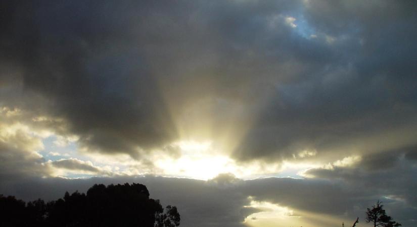 Közeledik a változás, közölték a meteorológusok, mikor ér véget a rossz idő, ennyit kell még kibírni