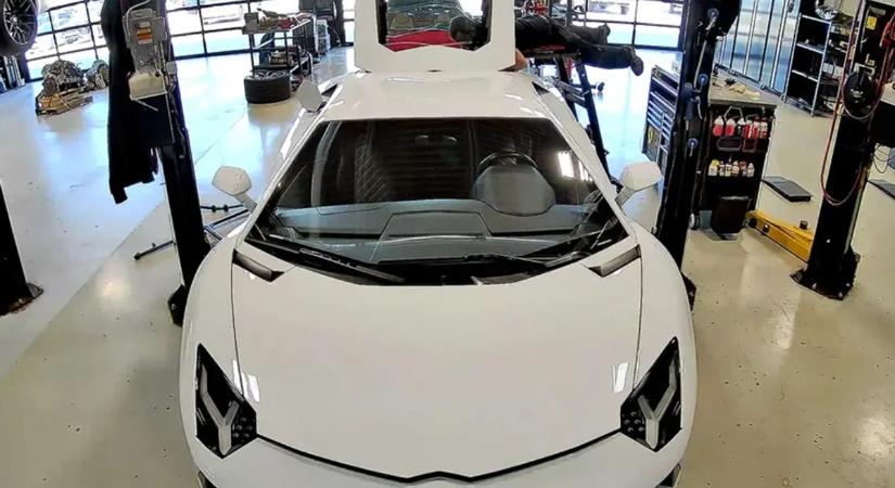 Több százezer forint lett volna a Lambo javítása, így oldotta meg a szerelő fillérekből!