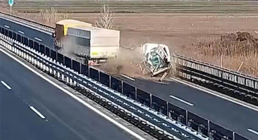 Csoda az M4-esen: hihetetlen, de ebben a balesetben nem sérült meg senki – videó