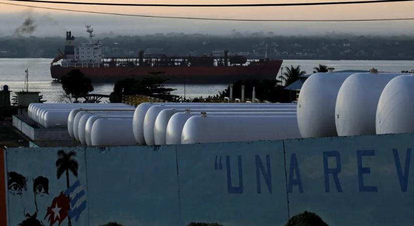 Kigyulladt egy feltöltött olajszállító hajó Dubajban, olajszennyezéstől tartanak