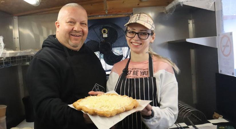 Kapkodnak a vízvezeték-szerelő lángosáért – náluk a hagyományos a nyerő (videó)