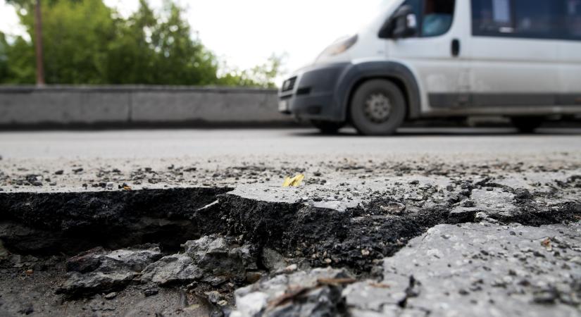 A halálból hozta vissza a nőt egy kátyú