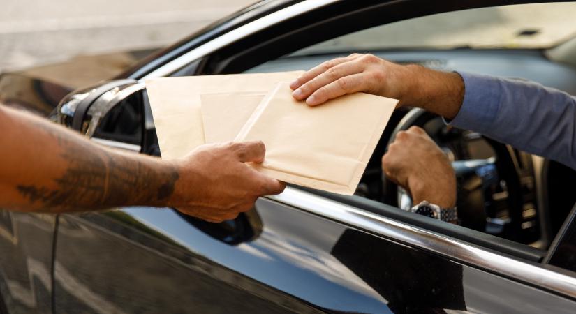 Ezek a sofőrök megtehetik, hogy borítékot csúsztassanak a rendőrnek