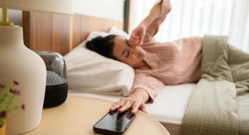 Ébresztőórák veszélyei – ez a reggeli rutin tönkreteheti az egészséged