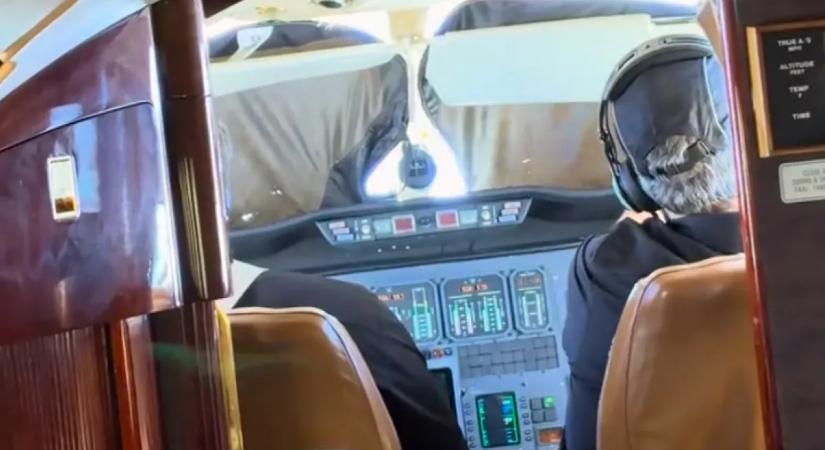 Nem hisz az utas a szemének, amikor meglátja, mit csinálnak a pilóták a pilótafülkében