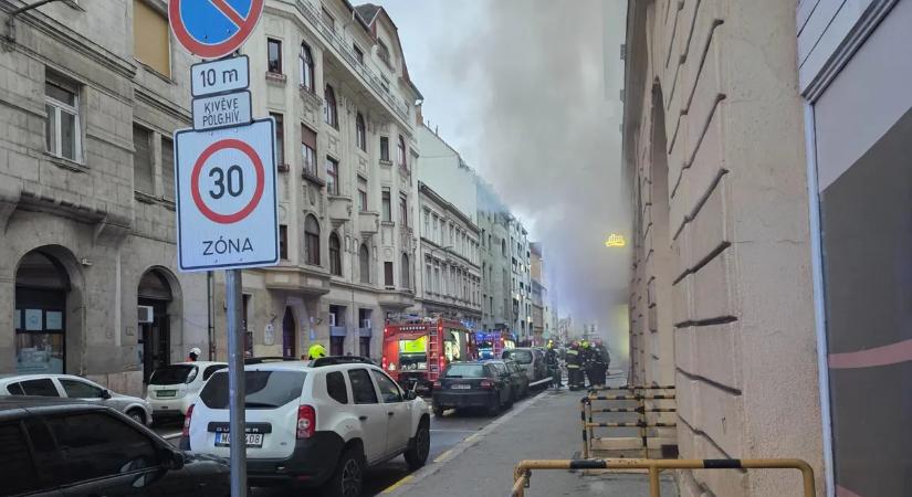 Hatalmas lángok a IX. kerületben – több embert kimenekítettek – fotó