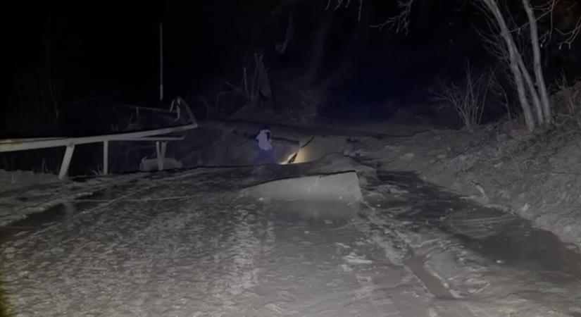 Hidak dőltek össze, házakat öntött el a víz a hatalmas áradások miatt Oroszországban