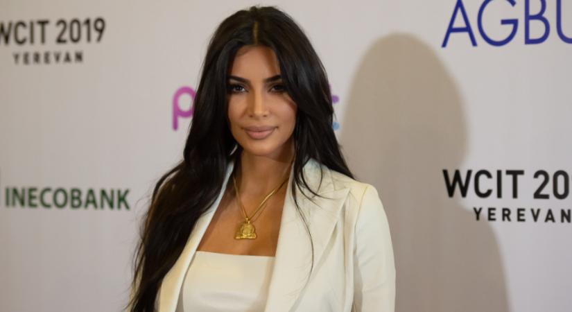 Elnézést, mi? Kim Kardashian elárverezte a Minden fair című sorozatban viselt ikonikus ruháit