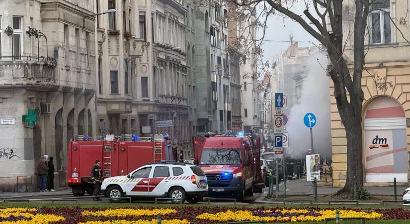 Drámai felvételek: óriási füstfelhő a Boráros térnél, mentők és tűzoltók is a helyszínen