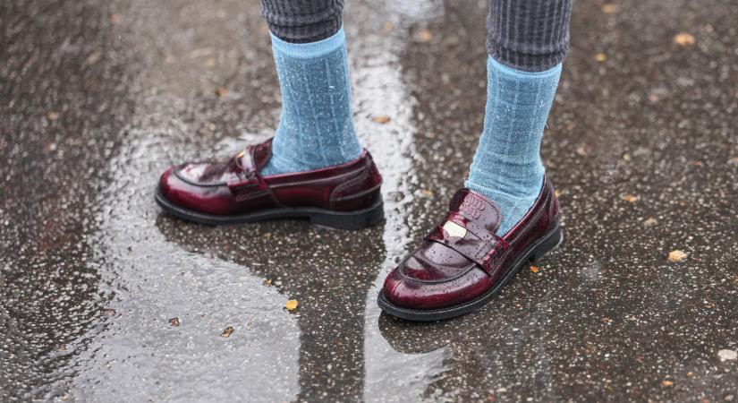 Lehet zoknit viselni a loaferhez? 2026-ban egyenesen kötelező