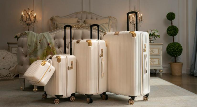 Az utazási szakértő arra kéri a vendégeket, soha, de soha ne tegyék a bőrőndjüket a padlóra