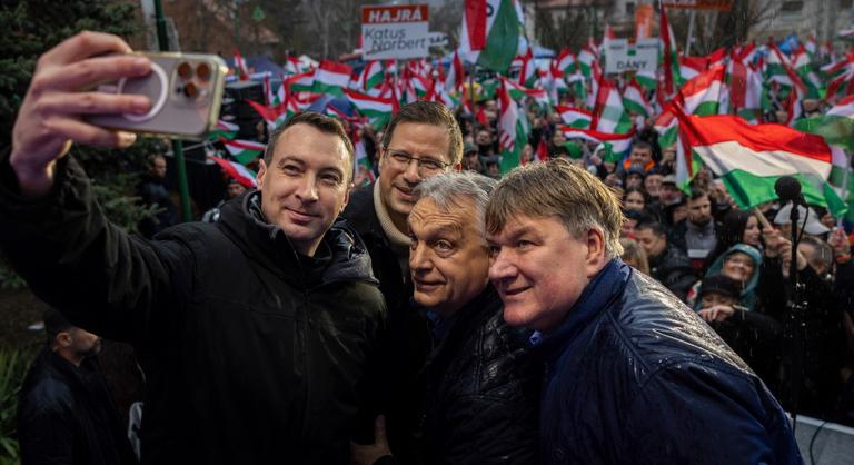 Ilyennek látszik Orbán Viktor és Magyar Péter párharca a határ túloldalán