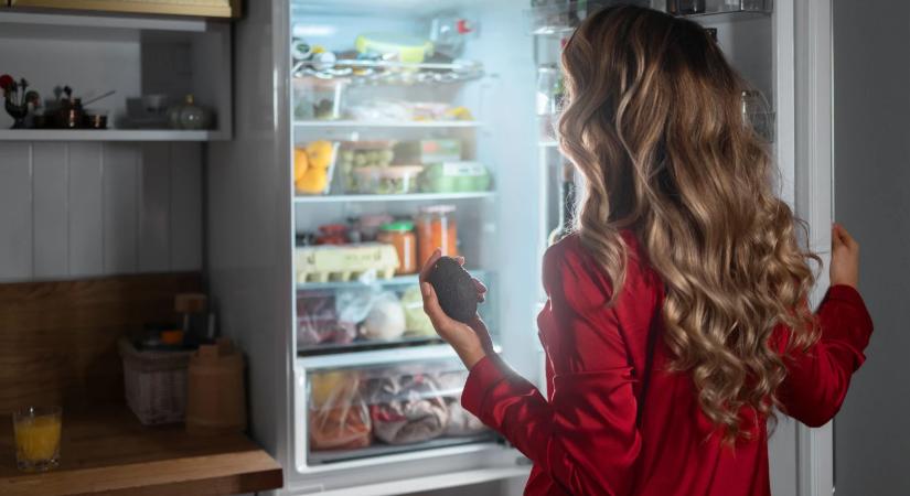 Büdös a hűtőd? Ez a filléres trükk azonnal megszünteti a szagot