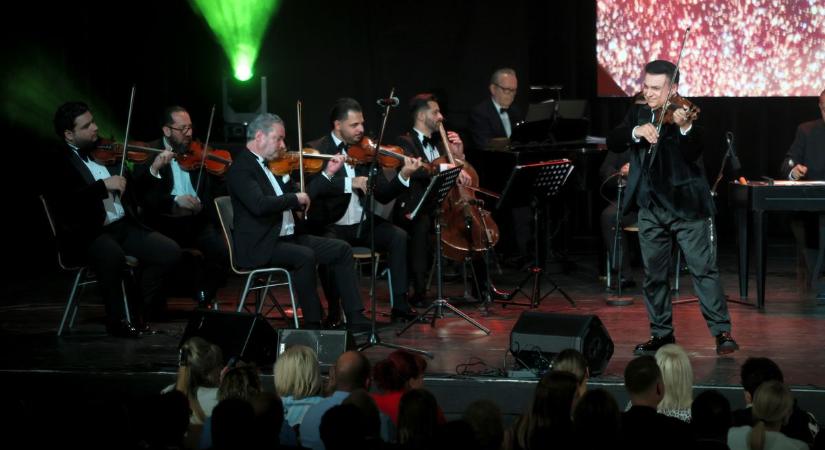 Szerencsét hoz Mága Zoltán a nyírbátoriaknak? Ha a lottónyeremény el is marad, emlékezetes marad a zenei utazás (fotók, videó)